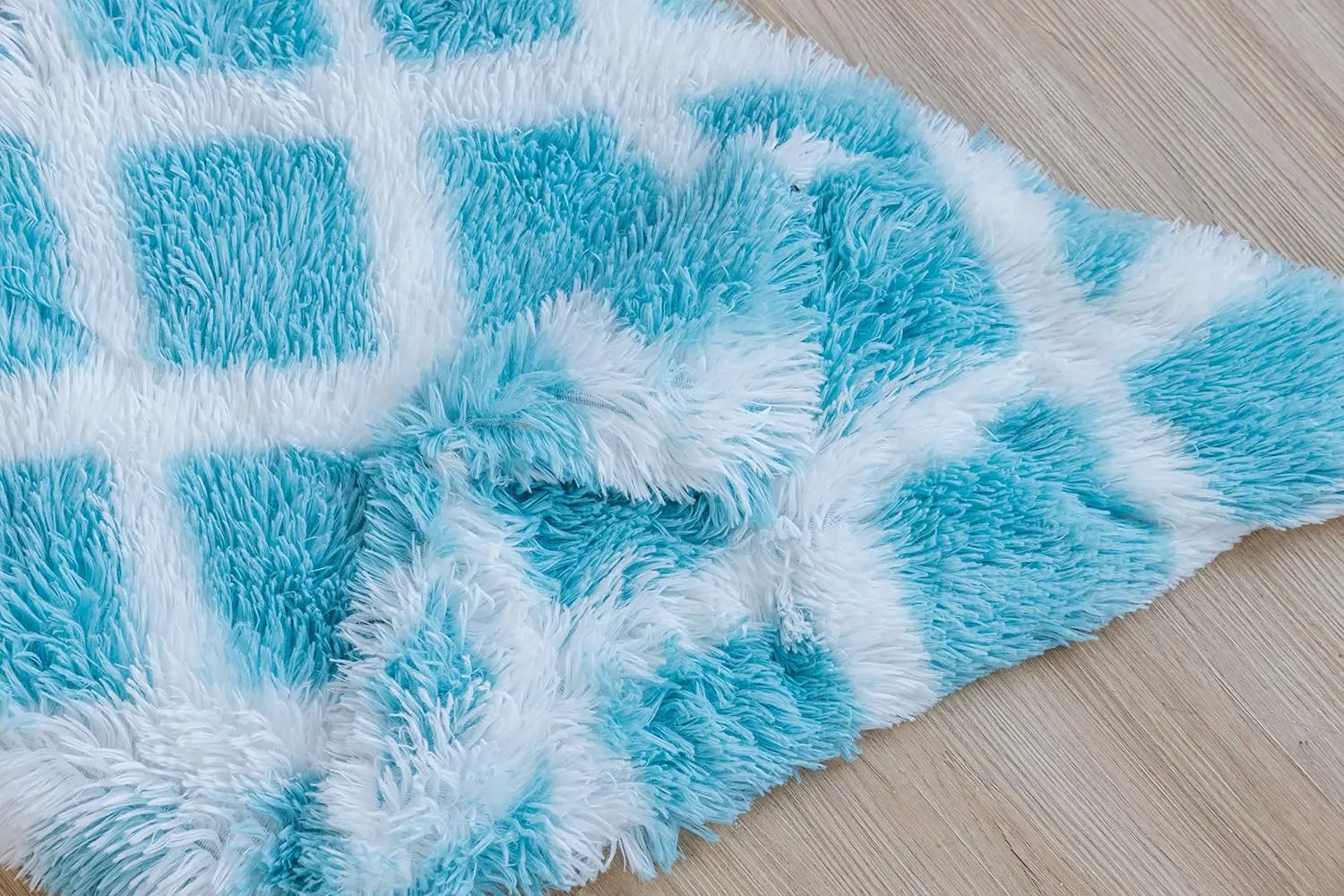 PJYuCien Fluffy Fleece Calming Pet Throw Blanket, Super Soft and Warm for Indoor Cats and Dogs, Small 16 * 24", Machine Washable, Blue Diamond Pattern, White Puppy Bed