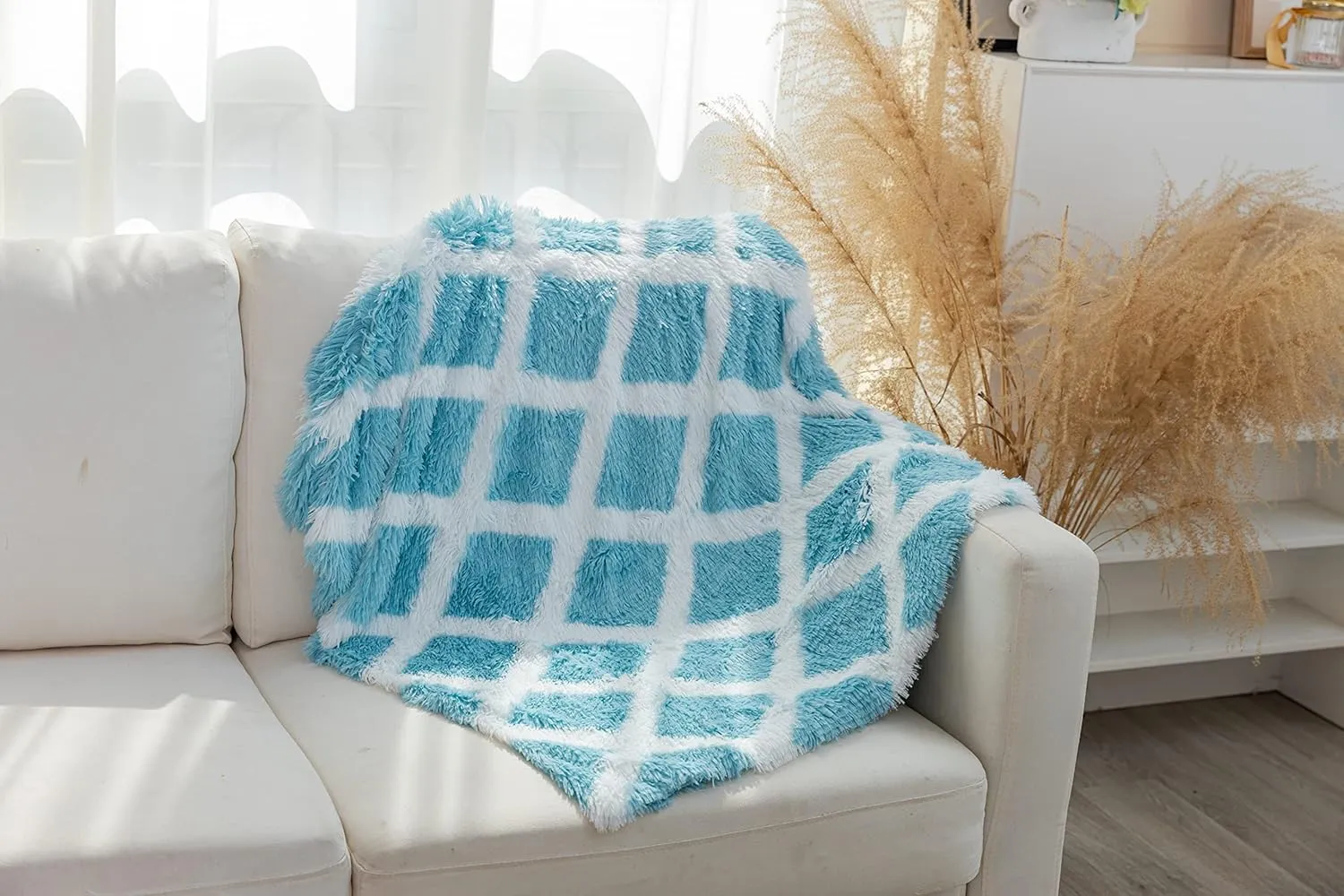 PJYuCien Fluffy Fleece Calming Pet Throw Blanket, Super Soft and Warm for Indoor Cats and Dogs, Small 16 * 24", Machine Washable, Blue Diamond Pattern, White Puppy Bed